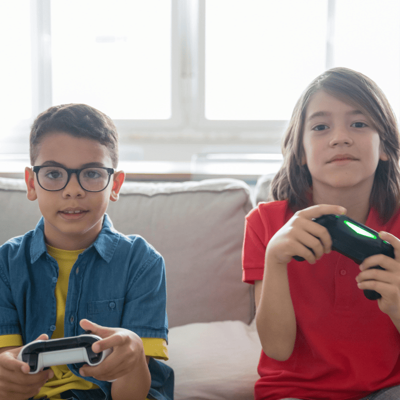 dois garotos jogando video game online